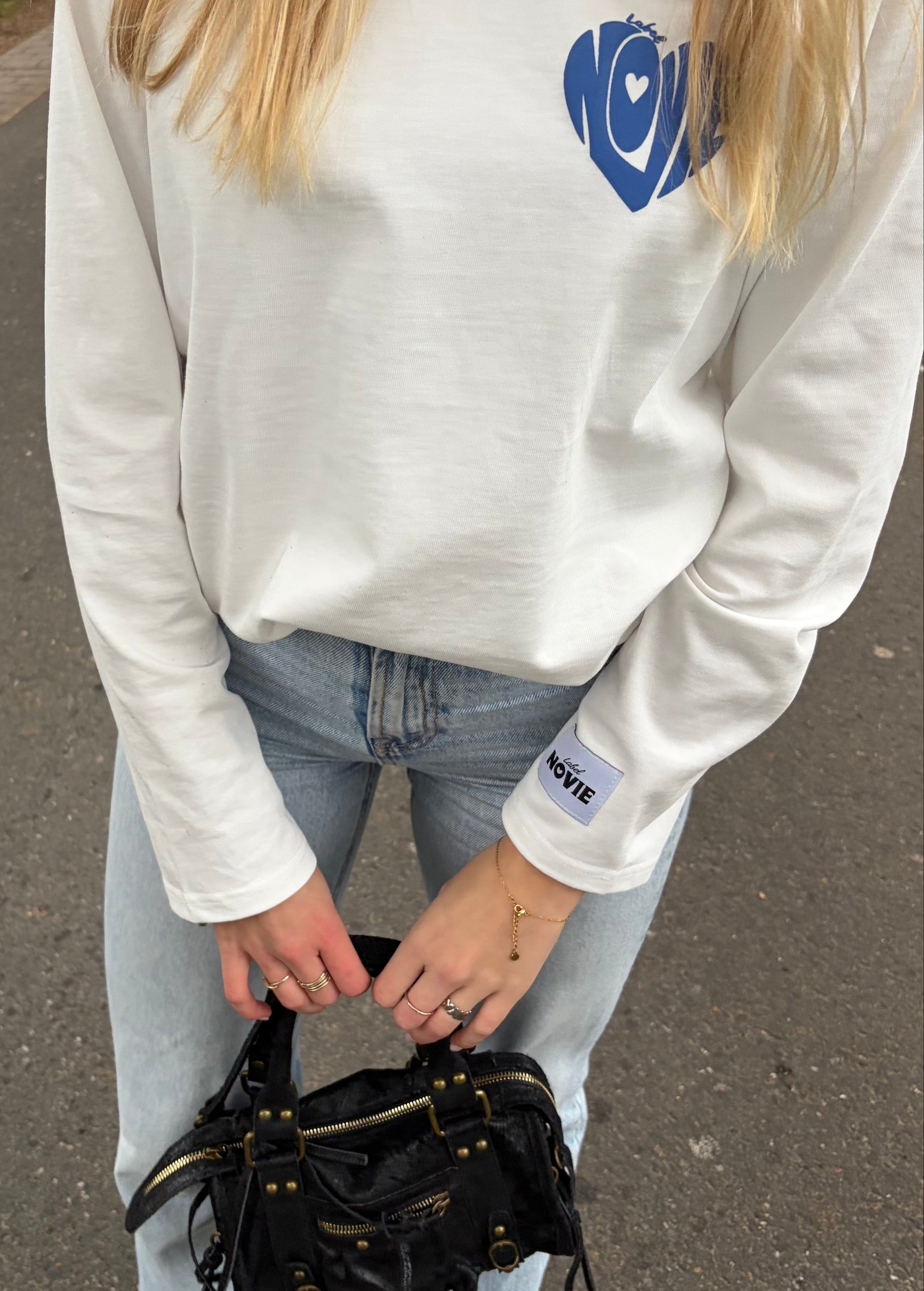 Unieke blauwe longsleeve met hartprint op de voorkant, ontworpen voor meiden van 16 tot 25 jaar.”