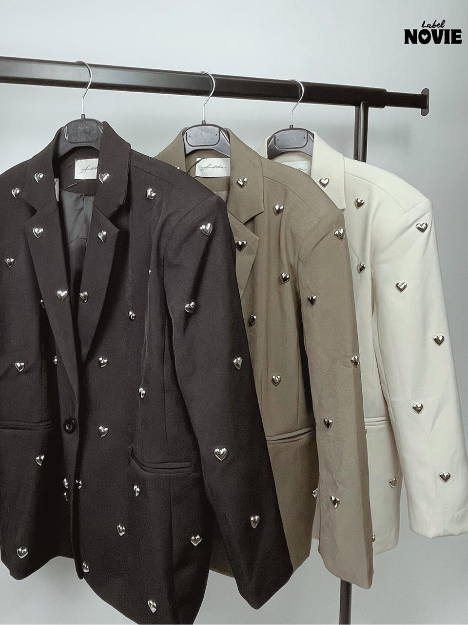 Beige oversized blazer dames en zwarte blazer met studs