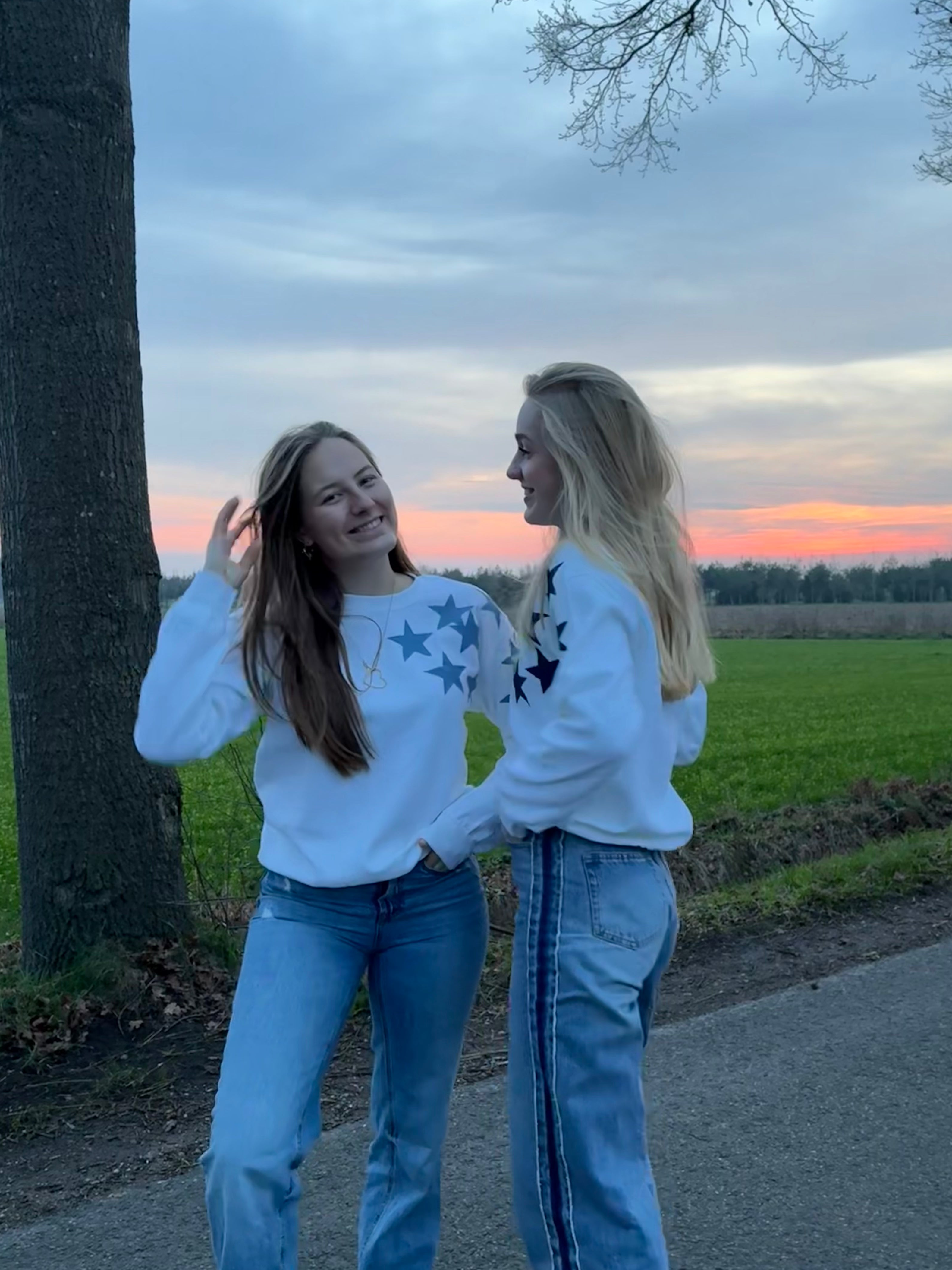 Witte trui met sterren van blauw denim detail
